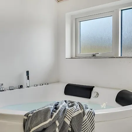 Beautiful Home In Herning With Kitchen * هيرنينغ